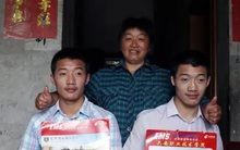 Người mẹ nghèo 20 năm nỗ lực nuôi dạy hai con trai bại não thi đậu vào đại học