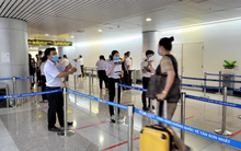Chống ùn tắc sân bay Tân Sơn Nhất, TPHCM nới kiểm tra y tế người nhập cảnh