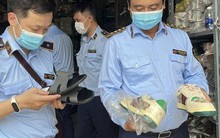 Phát hiện kho hàng khủng, thu giữ hàng chục nghìn sản phẩm nghi giả mạo Chanel, Gucci...