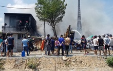 TP.HCM: Bãi chứa vải cháy khủng khiếp, cảnh sát dùng thêm nước kênh rạch để dập lửa