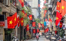 Từ ngõ nhỏ đến chung cư đỏ thắm màu cờ mừng ngày 30/4