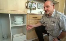 Mua chiếc tủ bếp cũ giá rẻ về dùng cho tiết kiệm, người đàn ông "vớ bẫm" gần 4 tỷ đồng và cái kết làm nức lòng người