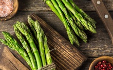 Măng tây - "hoàng đế" dinh dưỡng của các loại rau đang vào mùa, giá thành hạ nhiệt chóng mặt, chị em đặt mua tới tấp