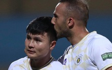 Quang Hải mắt đỏ hoe tìm mẹ và cháu gái sau trận thắng Viettel