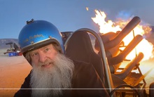 Kinh ngạc ông lão hơn 60 tuổi tự chế tạo "quái thú" go-kart trang bị 3 động cơ xung phản lực: Tốc độ lên tới 145 km/h, ống xả phun lửa cực gắt, ai nhìn cũng phải trầm trồ