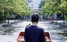 Đúng 7 tháng sau bức hình lịch sử "Hiệu phó phát biểu một mình giữa sân trường": Cô giáo tâm sự 1 câu đầy xúc động trên MXH