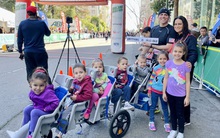 Người cha kiên trì đẩy 5 con thi chạy marathon, liên tục hô câu "thần chú" này, kết quả lập luôn kỷ lục Guiness thế giới khiến ai cũng thán phục