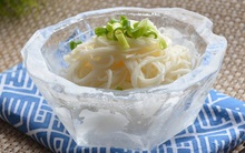 Bỏ trực tiếp đồ ăn lên “bát” làm bằng đá lạnh, người Nhật cho ra đời món siêu thú vị, mỗi tội có 1 điểm trừ