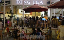 Dòng người đổ về phố đi bộ, TP Vinh nhộn nhịp trong đêm