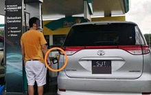 Giá xăng tăng cao, người dân Singapore lái xe sang hẳn biên giới Malaysia để 'bơm nhờ'