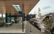 Căn nhà 'hai mặt tiền' bao bọc bởi sông núi kỳ vĩ