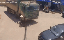 Clip: Bị cuốn vào gầm xe tải, người phụ nữ may mắn thoát chết trong gang tấc