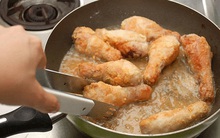 Chảo dính nhiều dầu mỡ cứ ngỡ dùng nước nóng sẽ giải quyết được vấn đề nhưng đây lại là hành động hoàn toàn sai lầm, khiến tiền không cánh mà bay