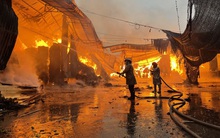 Hà Nội: "Biển lửa" bao trùm xưởng gỗ lúc rạng sáng, hơn 80 chiến sĩ căng thẳng chữa cháy