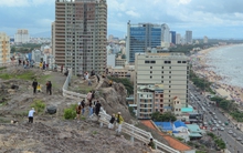 Giới trẻ đua nhau leo núi đá để check-in ảnh ''độc'' toàn cảnh Vũng Tàu