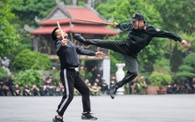 Nữ cảnh sát lái xe phân khối lớn, biểu diễn một đánh ba hấp dẫn như phim