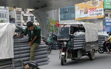 CSGT ra quân xử lý xe ba gác chở quá khổ, quá tải trên đường