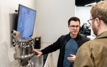 Tấm séc 500.000 USD từ tỷ phú Mark Cuban thay đổi cuộc đời một nhân viên cũ của Jeff Bezos