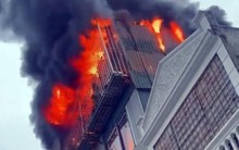 Lửa cháy ngùn ngụt tầng tum ngôi nhà 4 tầng lúc sáng sớm
