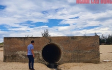 Quảng Bình: Xuất hiện cống xả nước thải đen ngòm ra bãi biển ở Đồng Hới