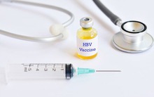 Viêm gan bí ẩn lây lan sang 25 quốc gia: Cha mẹ Việt ''chột dạ'' lục sổ tiêm, cuống cuồng tìm hiểu lợi ích của việc tiêm vắc xin viêm gan cho con