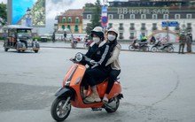 Sa Pa chuyển rét đậm giữa tháng 5, nhiều du khách thích thú trải nghiệm phố núi yên bình