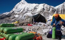 Thám hiểm Everest theo phong cách nhà giàu: 3 tỷ đồng ở khách sạn 5 sao, có quầy bar, tiệm bánh riêng, đắt đỏ nhưng người lên núi vẫn xếp hàng dài gây tắc nghẽn