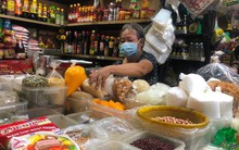 Thực phẩm nhảy giá, tiểu thương mỏi mắt ngóng khách