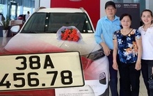 Người phụ nữ về hưu bốc được biển "siêu vip", nhiều người trả giá gấp 3 vẫn không mua được