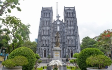 Nhà thờ Lớn Hà Nội hoàn thiện 'lớp áo' mới, vẹn nguyên vẻ đẹp cổ kính, rêu phong