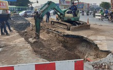 TP.HCM: Lại xuất hiện hố “tử thần” ngay giao lộ ở Gò Vấp, kẹt xe kéo dài