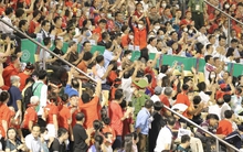 CĐV phủ đỏ SVĐ Cẩm Phả "tiếp lửa" cho tuyển nữ Việt Nam, 1 chung cư ở Hà Nội thuê màn hình "khủng" để người dân cùng theo dõi