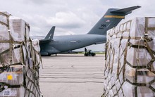 Mỹ thiếu sữa bột trầm trọng, điều máy bay quân sự C-17 đến Đức chở 31 tấn sữa về nước