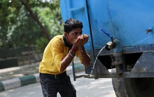 Tình cảnh ở quốc gia nóng như "chảo lửa" hiện nay: Hoa quả đổ đi vì không có tủ lạnh, quạt có cũng cất vì lý do bất khả kháng