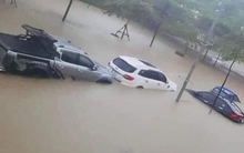 Nước ngập quá thắt lưng, hàng chục ô tô "nổi lềnh bềnh" trên mặt nước