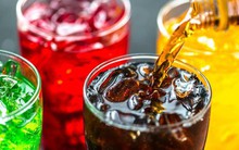 Trẻ dưới 4 tuổi uống loại nước này thường xuyên dễ dậy thì sớm thế nhưng tủ lạnh nhà nào cũng có