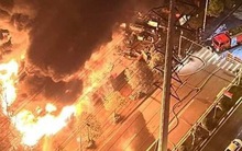 Hà Nội: Cháy lớn rạng sáng nơi tập kết gỗ, ngọn lửa cuồn cuộn, cột khói đen bốc cao hàng chục mét