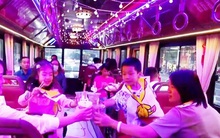 Đắt khách dịch vụ ăn lẩu trên xe bus