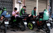 Tài xế xe công nghệ tính bỏ việc, hàng hóa tăng giá khi xăng dầu liên tiếp lập 'đỉnh'