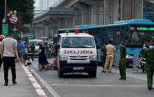 Hà Nội: Xe máy điện chở 3 trẻ nhỏ va chạm với ô tô, 1 bé tử vong thương tâm