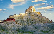 Vùng đất "tĩnh lặng" nhất Trung Quốc: Cảnh đẹp như lạc vào thế giới song song, có món bánh như nụ cười của thê tử nơi khuê phòng