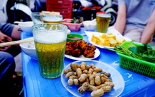 Quán bia hơi Hà Nội “hốt bạc” ngày nắng nóng