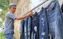 Nghề xé quần jeans độc đáo trên vỉa hè TP Hồ Chí Minh
