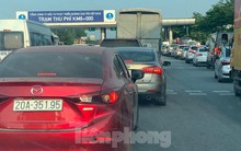 Ùn ứ kéo dài tại trạm thu phí cao tốc Nội Bài - Lào Cai