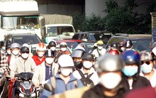 Kết thúc nghỉ lễ, 'biển người' lỉnh kỉnh đồ đạc trở lại Hà Nội