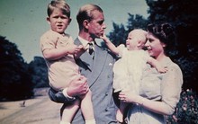 Bất chấp sóng gió, Nữ hoàng Anh vẫn viết nên câu chuyện cổ tích về hôn nhân hoàng gia thời hiện đại, khiến hàng triệu người ngưỡng mộ