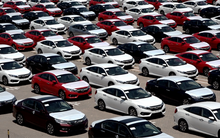 Ô tô lăn bánh ở Việt Nam đang chịu những loại thuế phí nào?