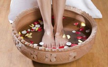 Ngâm chân bằng nước muối vào 9h tối, 6 lợi ích nhận được sẽ khiến bạn bất ngờ