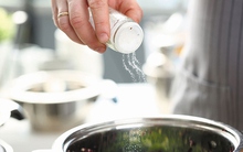 Ăn mặn: Thói quen bào mòn sức khỏe “êm ái” đa số người Việt trưởng thành đều mắc phải