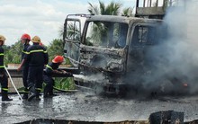 CLIP: Xe chở nhớt cháy rụi trên cao tốc Trung Lương – TP HCM, kẹt xe kéo dài